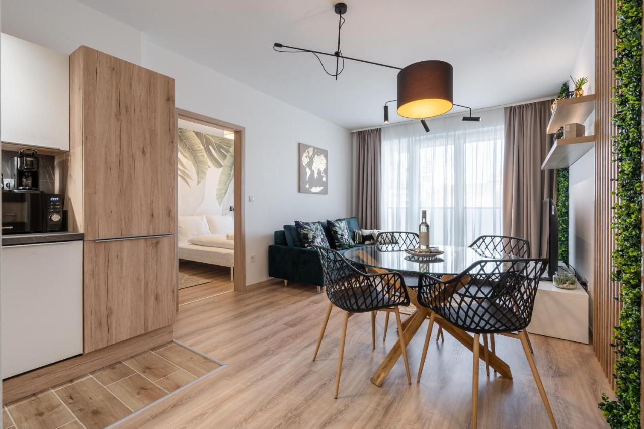 Westside River Apartment *